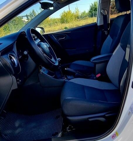 Белый Тойота Аурис, объемом двигателя 0 л и пробегом 256 тыс. км за 10700 $, фото 9 на Automoto.ua