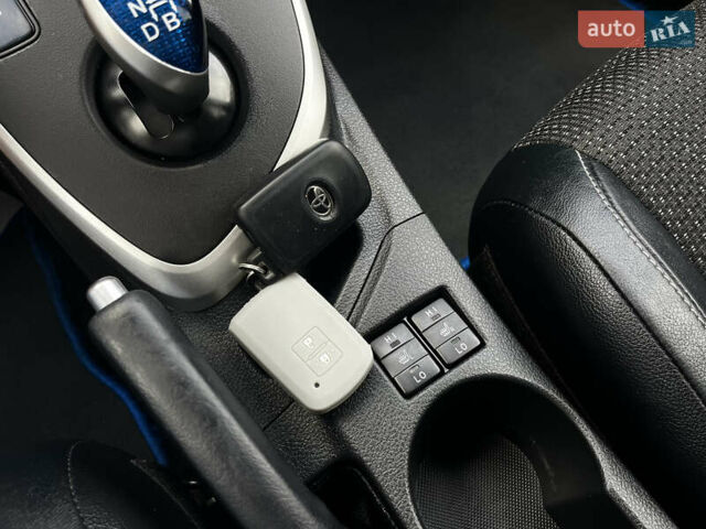 Білий Тойота Ауріс, об'ємом двигуна 1.8 л та пробігом 241 тис. км за 13599 $, фото 30 на Automoto.ua
