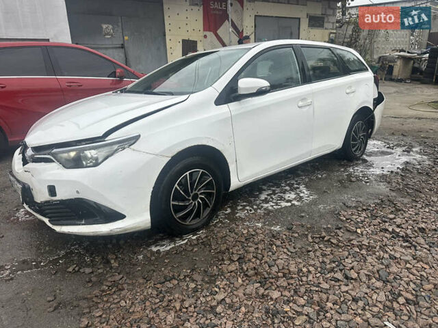 Белый Тойота Аурис, объемом двигателя 1.6 л и пробегом 230 тыс. км за 4350 $, фото 1 на Automoto.ua