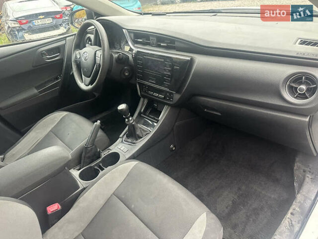 Белый Тойота Аурис, объемом двигателя 1.6 л и пробегом 230 тыс. км за 4350 $, фото 5 на Automoto.ua