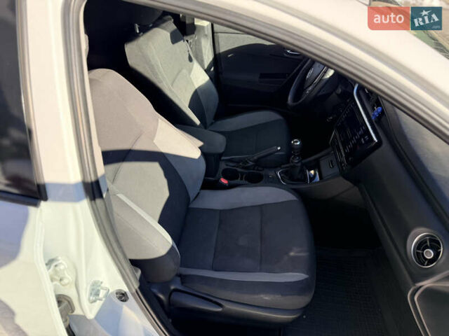 Білий Тойота Ауріс, об'ємом двигуна 1.36 л та пробігом 288 тис. км за 9400 $, фото 12 на Automoto.ua