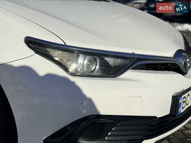 Білий Тойота Ауріс, об'ємом двигуна 1.36 л та пробігом 288 тис. км за 9400 $, фото 7 на Automoto.ua