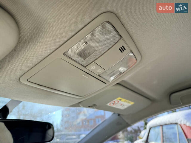 Білий Тойота Ауріс, об'ємом двигуна 1.36 л та пробігом 288 тис. км за 9400 $, фото 18 на Automoto.ua
