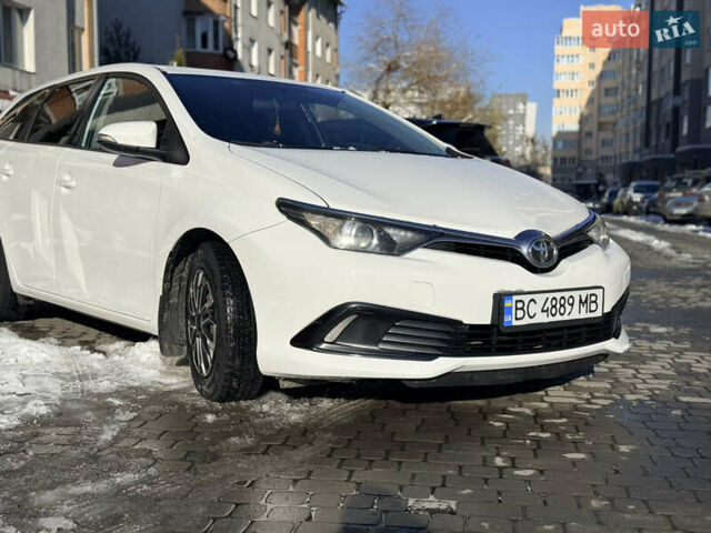 Білий Тойота Ауріс, об'ємом двигуна 1.36 л та пробігом 288 тис. км за 9400 $, фото 2 на Automoto.ua