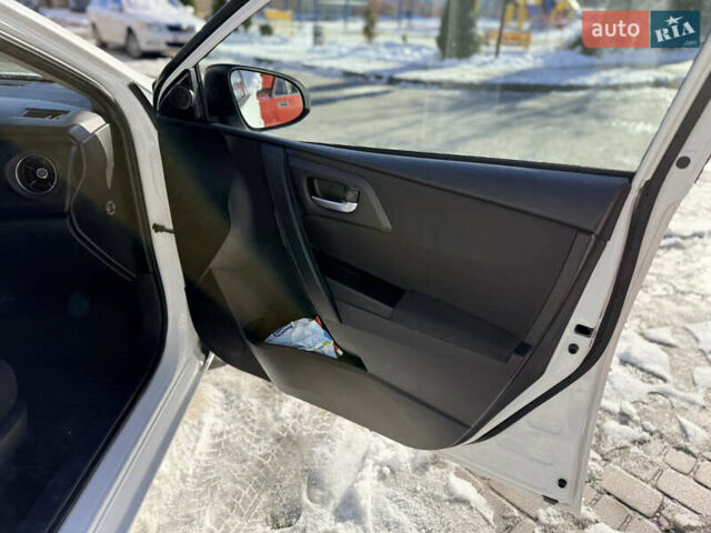 Білий Тойота Ауріс, об'ємом двигуна 1.36 л та пробігом 288 тис. км за 9400 $, фото 13 на Automoto.ua
