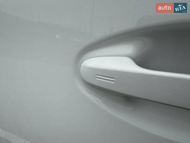 Белый Тойота Аурис, объемом двигателя 1.8 л и пробегом 200 тыс. км за 15700 $, фото 17 на Automoto.ua