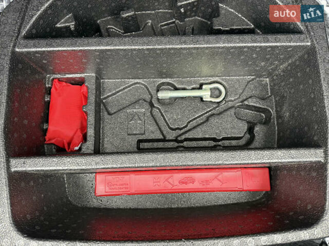 Белый Тойота Аурис, объемом двигателя 1.8 л и пробегом 200 тыс. км за 15700 $, фото 44 на Automoto.ua