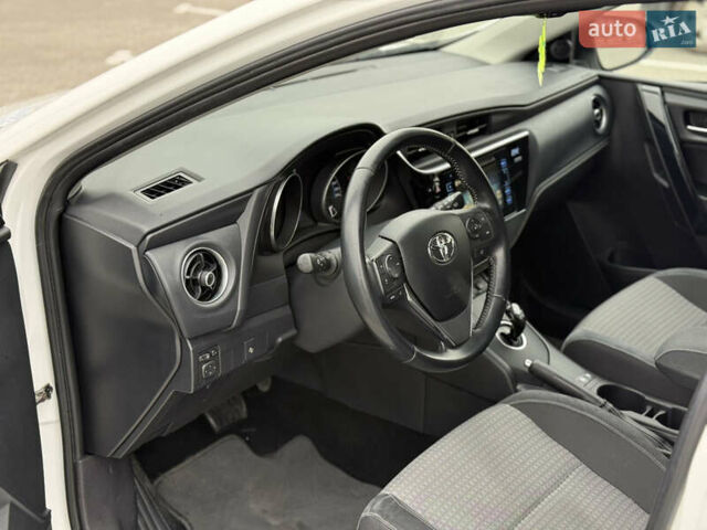 Белый Тойота Аурис, объемом двигателя 1.8 л и пробегом 200 тыс. км за 15700 $, фото 19 на Automoto.ua