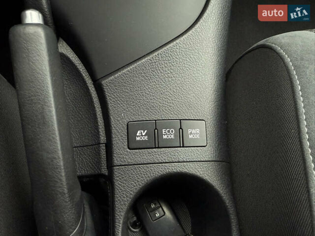 Белый Тойота Аурис, объемом двигателя 1.8 л и пробегом 200 тыс. км за 15700 $, фото 31 на Automoto.ua