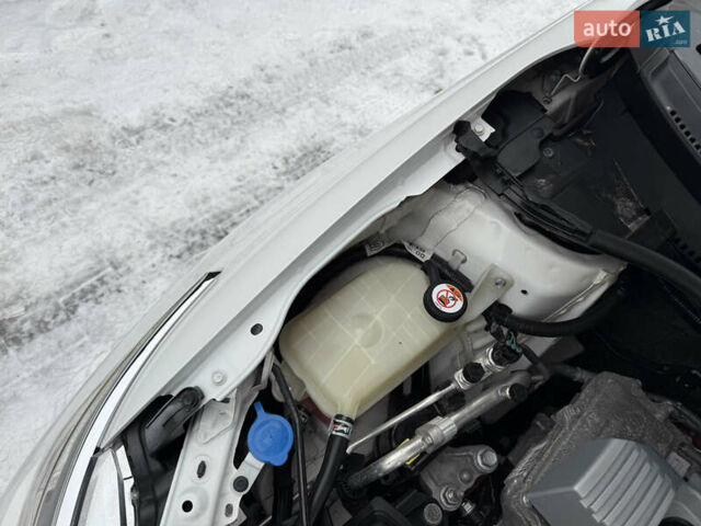 Белый Тойота Аурис, объемом двигателя 1.8 л и пробегом 200 тыс. км за 15700 $, фото 53 на Automoto.ua