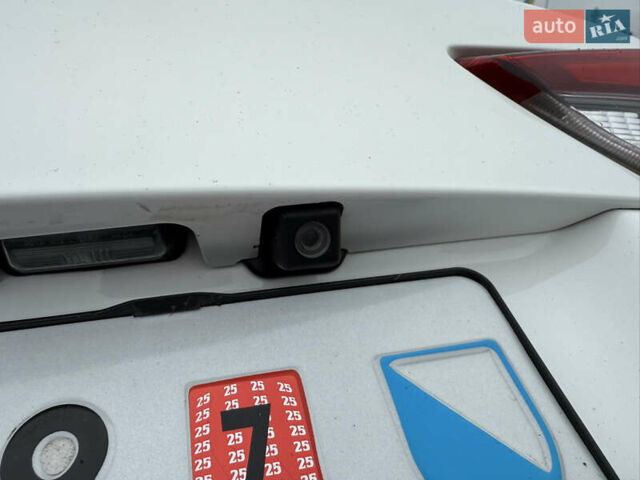 Белый Тойота Аурис, объемом двигателя 1.8 л и пробегом 200 тыс. км за 15900 $, фото 38 на Automoto.ua