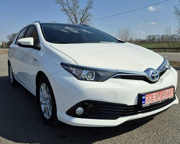 Белый Тойота Аурис, объемом двигателя 1.8 л и пробегом 97 тыс. км за 15150 $, фото 2 на Automoto.ua