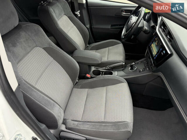 Белый Тойота Аурис, объемом двигателя 1.8 л и пробегом 200 тыс. км за 15900 $, фото 22 на Automoto.ua