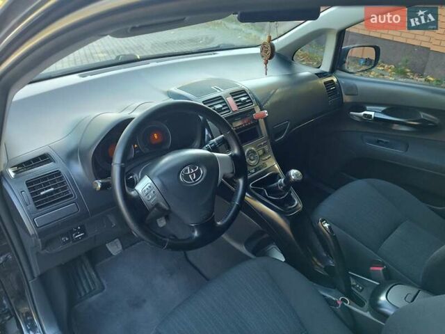 Черный Тойота Аурис, объемом двигателя 1.6 л и пробегом 199 тыс. км за 5950 $, фото 3 на Automoto.ua