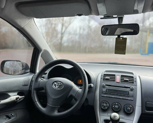 Черный Тойота Аурис, объемом двигателя 1.6 л и пробегом 301 тыс. км за 5999 $, фото 17 на Automoto.ua