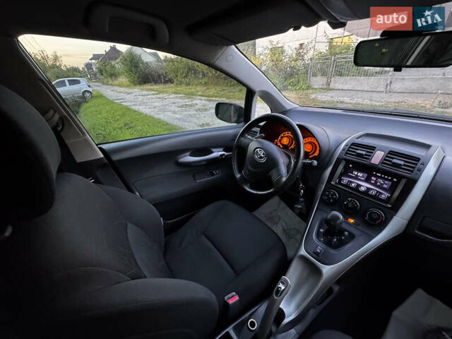 Черный Тойота Аурис, объемом двигателя 1.6 л и пробегом 245 тыс. км за 7000 $, фото 18 на Automoto.ua