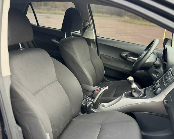 Черный Тойота Аурис, объемом двигателя 1.6 л и пробегом 301 тыс. км за 5999 $, фото 19 на Automoto.ua