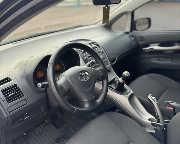 Черный Тойота Аурис, объемом двигателя 1.6 л и пробегом 301 тыс. км за 5999 $, фото 12 на Automoto.ua