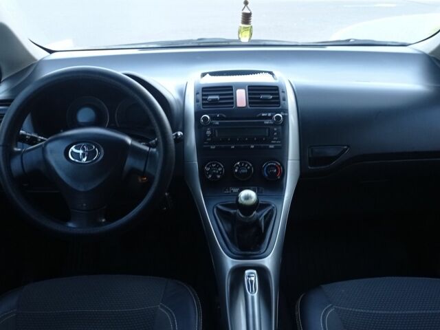 Черный Тойота Аурис, объемом двигателя 1.6 л и пробегом 236 тыс. км за 5900 $, фото 5 на Automoto.ua