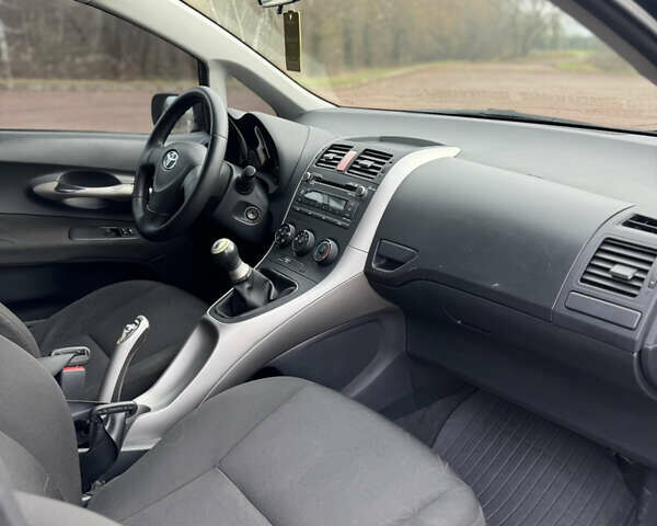 Черный Тойота Аурис, объемом двигателя 1.6 л и пробегом 301 тыс. км за 5999 $, фото 20 на Automoto.ua