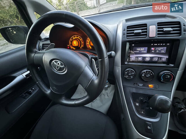 Черный Тойота Аурис, объемом двигателя 1.6 л и пробегом 245 тыс. км за 7000 $, фото 19 на Automoto.ua