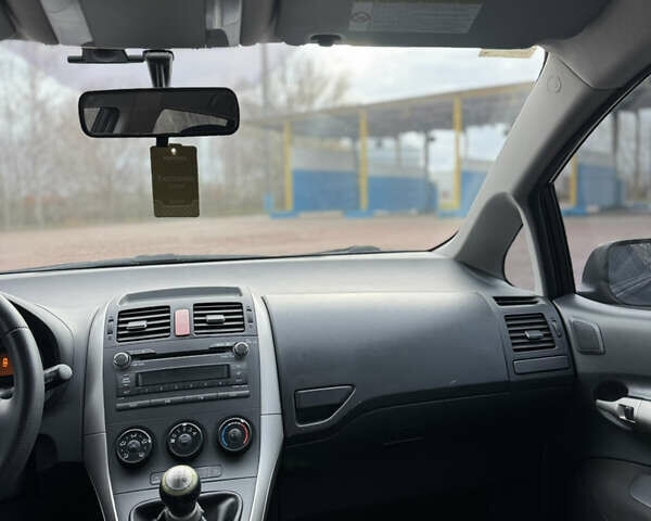 Чорний Тойота Ауріс, об'ємом двигуна 1.6 л та пробігом 301 тис. км за 5500 $, фото 16 на Automoto.ua