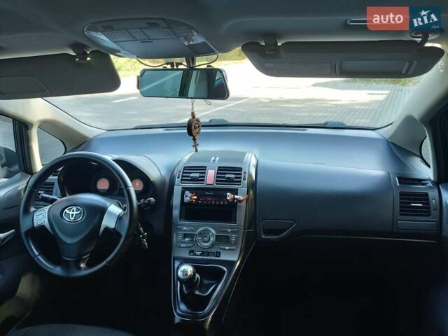 Черный Тойота Аурис, объемом двигателя 1.6 л и пробегом 199 тыс. км за 5950 $, фото 28 на Automoto.ua