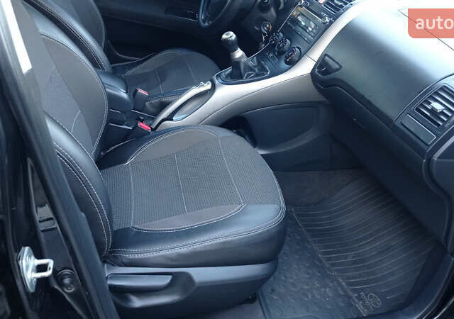 Черный Тойота Аурис, объемом двигателя 1.6 л и пробегом 236 тыс. км за 5900 $, фото 13 на Automoto.ua