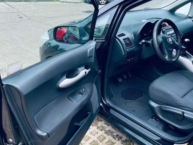 Чорний Тойота Ауріс, об'ємом двигуна 1.4 л та пробігом 3 тис. км за 6300 $, фото 9 на Automoto.ua