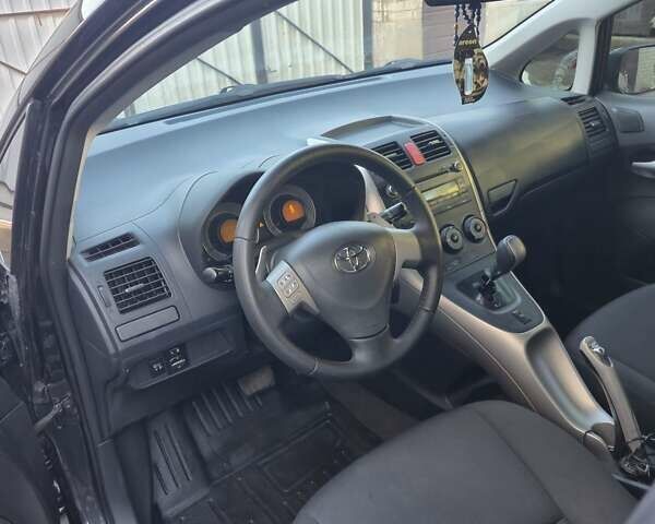 Черный Тойота Аурис, объемом двигателя 1.6 л и пробегом 145 тыс. км за 6699 $, фото 1 на Automoto.ua