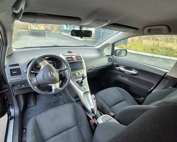 Черный Тойота Аурис, объемом двигателя 1.6 л и пробегом 134 тыс. км за 6900 $, фото 25 на Automoto.ua