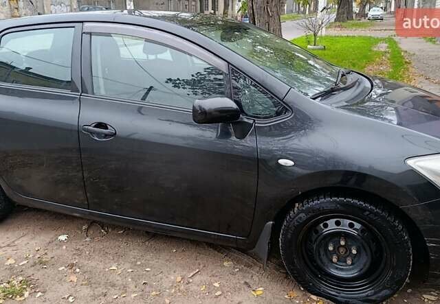 Чорний Тойота Ауріс, об'ємом двигуна 1.6 л та пробігом 154 тис. км за 6700 $, фото 1 на Automoto.ua