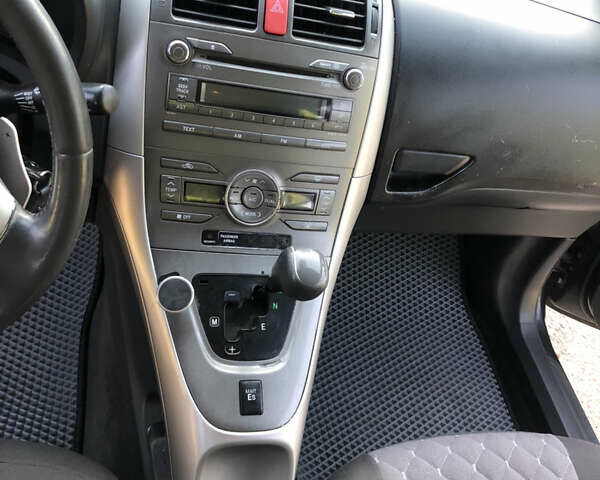 Черный Тойота Аурис, объемом двигателя 1.4 л и пробегом 272 тыс. км за 5900 $, фото 16 на Automoto.ua