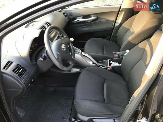 Черный Тойота Аурис, объемом двигателя 1.6 л и пробегом 141 тыс. км за 6200 $, фото 7 на Automoto.ua