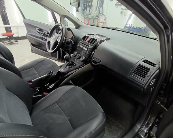 Чорний Тойота Ауріс, об'ємом двигуна 1.6 л та пробігом 187 тис. км за 6200 $, фото 23 на Automoto.ua