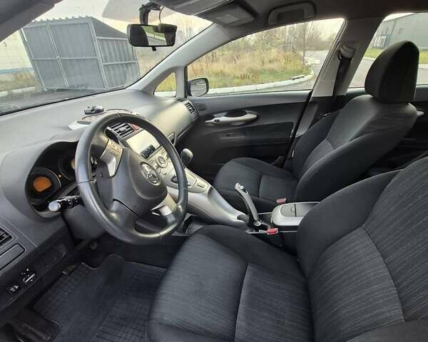 Черный Тойота Аурис, объемом двигателя 1.6 л и пробегом 134 тыс. км за 6900 $, фото 24 на Automoto.ua