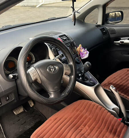 Черный Тойота Аурис, объемом двигателя 1.6 л и пробегом 180 тыс. км за 6600 $, фото 4 на Automoto.ua