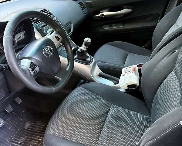 Черный Тойота Аурис, объемом двигателя 1.6 л и пробегом 301 тыс. км за 8300 $, фото 7 на Automoto.ua