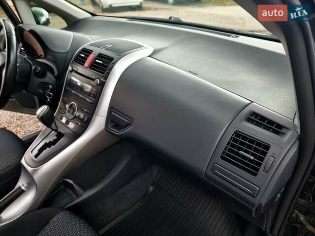 Чорний Тойота Ауріс, об'ємом двигуна 1.6 л та пробігом 201 тис. км за 10500 $, фото 24 на Automoto.ua