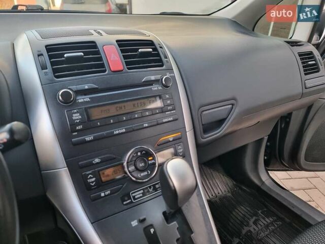 Черный Тойота Аурис, объемом двигателя 1.6 л и пробегом 142 тыс. км за 10200 $, фото 25 на Automoto.ua