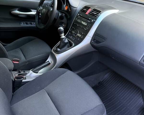 Черный Тойота Аурис, объемом двигателя 1.6 л и пробегом 301 тыс. км за 8300 $, фото 5 на Automoto.ua