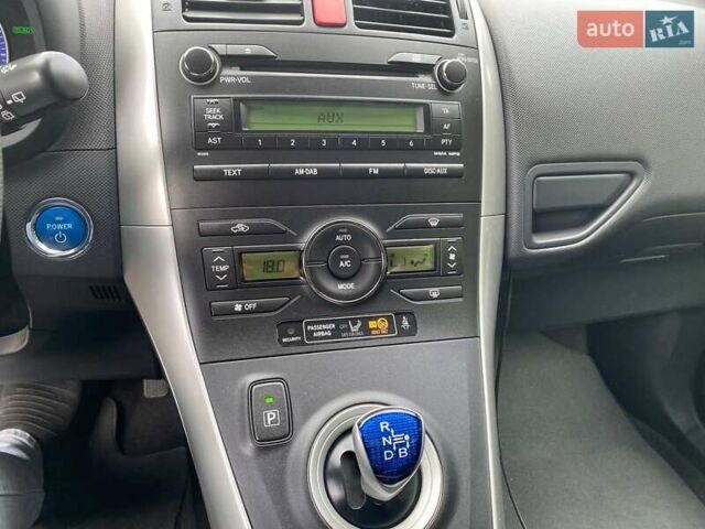 Чорний Тойота Ауріс, об'ємом двигуна 1.8 л та пробігом 235 тис. км за 10500 $, фото 9 на Automoto.ua