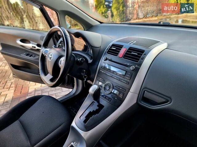 Черный Тойота Аурис, объемом двигателя 1.6 л и пробегом 142 тыс. км за 10200 $, фото 23 на Automoto.ua