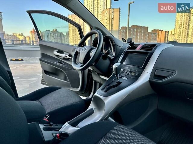 Черный Тойота Аурис, объемом двигателя 1.6 л и пробегом 99 тыс. км за 12800 $, фото 61 на Automoto.ua