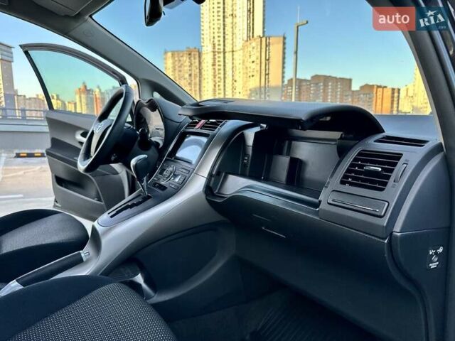 Черный Тойота Аурис, объемом двигателя 1.6 л и пробегом 99 тыс. км за 12800 $, фото 47 на Automoto.ua