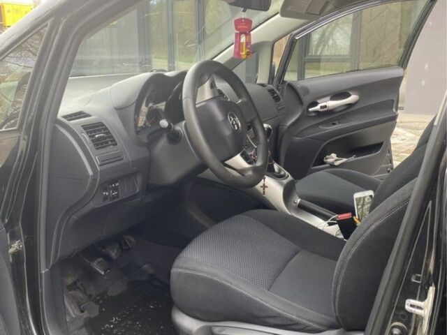 Черный Тойота Аурис, объемом двигателя 1.4 л и пробегом 280 тыс. км за 5700 $, фото 6 на Automoto.ua