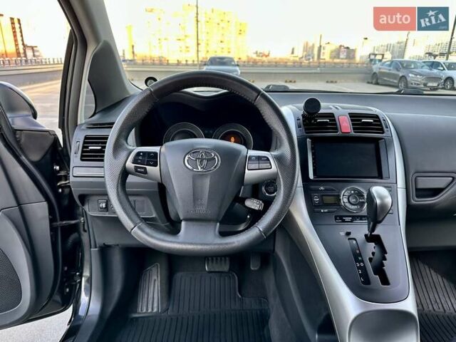 Черный Тойота Аурис, объемом двигателя 1.6 л и пробегом 99 тыс. км за 12800 $, фото 49 на Automoto.ua