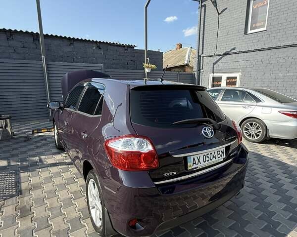 Фиолетовый Тойота Аурис, объемом двигателя 1.6 л и пробегом 146 тыс. км за 11000 $, фото 3 на Automoto.ua