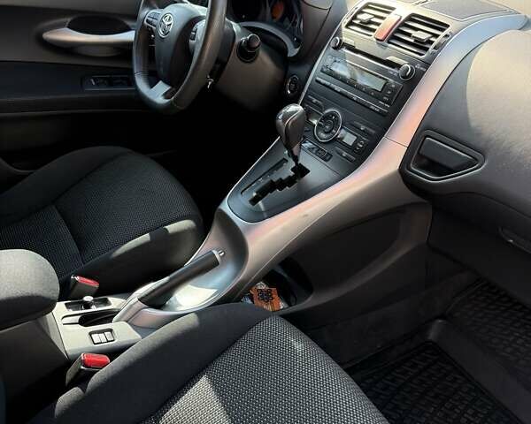 Фиолетовый Тойота Аурис, объемом двигателя 1.6 л и пробегом 146 тыс. км за 11000 $, фото 9 на Automoto.ua