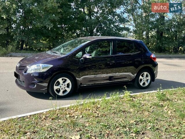 Фіолетовий Тойота Ауріс, об'ємом двигуна 1.6 л та пробігом 146 тис. км за 11500 $, фото 1 на Automoto.ua